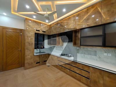 بحریہ ٹاؤن فیز 8 ۔ بلاک ای بحریہ ٹاؤن فیز 8,بحریہ ٹاؤن راولپنڈی,راولپنڈی میں 5 کمروں کا 1 کنال مکان 6.5 کروڑ میں برائے فروخت۔