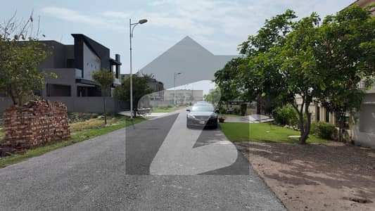 ڈی ایچ اے فیز 8 - بلاک وی فیز 8,ڈیفنس (ڈی ایچ اے),لاہور میں 1 کنال رہائشی پلاٹ 3.15 کروڑ میں برائے فروخت۔