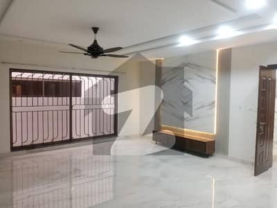 عسکری 10 - سیکٹر ایس عسکری 10,عسکری,لاہور میں 5 کمروں کا 15 مرلہ مکان 9.7 کروڑ میں برائے فروخت۔