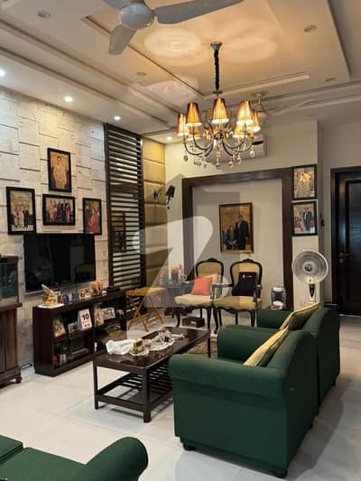 ڈی ایچ اے فیز 7 - بلاک ایس فیز 7,ڈیفنس (ڈی ایچ اے),لاہور میں 4 کمروں کا 10 مرلہ مکان 6.0 کروڑ میں برائے فروخت۔