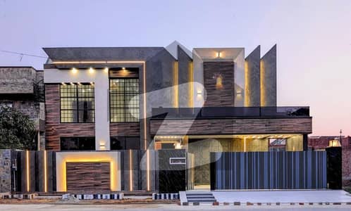 طارق گارڈنز لاہور میں 7 کمروں کا 1 کنال مکان 6.5 کروڑ میں برائے فروخت۔