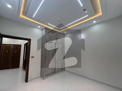 ایل ڈی اے ایوینیو لاہور میں 5 کمروں کا 5 مرلہ مکان 2.25 کروڑ میں برائے فروخت۔