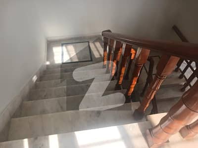 ایف ۔ 10 اسلام آباد میں 3 کمروں کا 1 کنال بالائی پورشن 1.45 لاکھ میں کرایہ پر دستیاب ہے۔