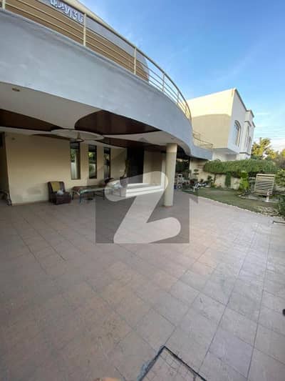 PLZ RED DESCRIPTION . 1 KANAL DOUBLE STORY HOUSE AVAILABLE FOR RENT MAIN ROAD NEAR CAKES AND BAKES