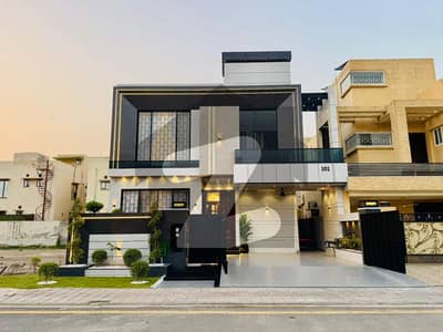 بحریہ ٹاؤن سیکٹر سی بحریہ ٹاؤن,لاہور میں 5 کمروں کا 10 مرلہ مکان 1.45 لاکھ میں کرایہ پر دستیاب ہے۔