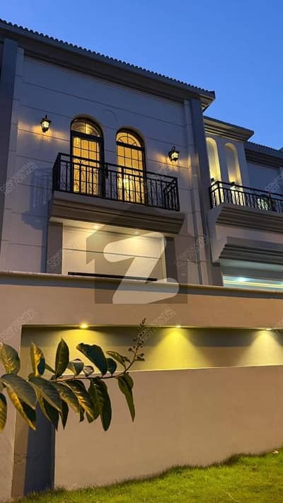 بحریہ ٹاؤن فیز 8 ۔ بلاک ای بحریہ ٹاؤن فیز 8,بحریہ ٹاؤن راولپنڈی,راولپنڈی میں 5 کمروں کا 10 مرلہ مکان 4.1 کروڑ میں برائے فروخت۔