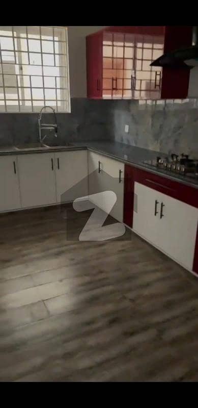 بحریہ ٹاؤن فیز 8 بحریہ ٹاؤن راولپنڈی,راولپنڈی میں 5 کمروں کا 10 مرلہ مکان 5.5 کروڑ میں برائے فروخت۔