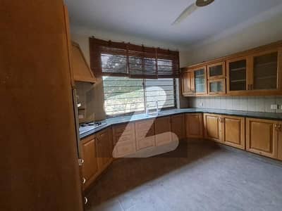 ایف ۔ 10 اسلام آباد میں 3 کمروں کا 1 کنال بالائی پورشن 1.7 لاکھ میں کرایہ پر دستیاب ہے۔