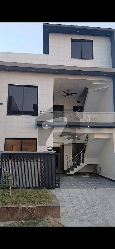 فیصل ٹاؤن - ایف ۔ 18 اسلام آباد میں 4 کمروں کا 5 مرلہ مکان 2.5 کروڑ میں برائے فروخت۔