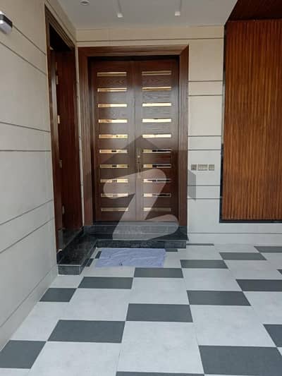 ایل ڈی اے ایوینیو لاہور میں 6 کمروں کا 10 مرلہ مکان 4.2 کروڑ میں برائے فروخت۔