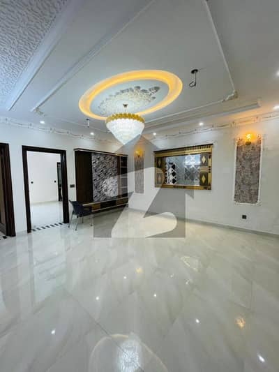 ایل ڈی اے ایوینیو لاہور میں 6 کمروں کا 10 مرلہ مکان 3.65 کروڑ میں برائے فروخت۔