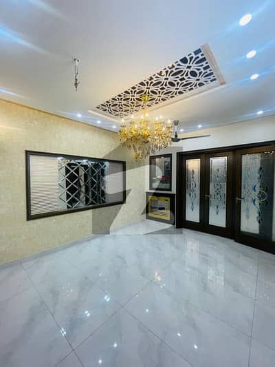 ایل ڈی اے ایوینیو لاہور میں 6 کمروں کا 10 مرلہ مکان 4.3 کروڑ میں برائے فروخت۔