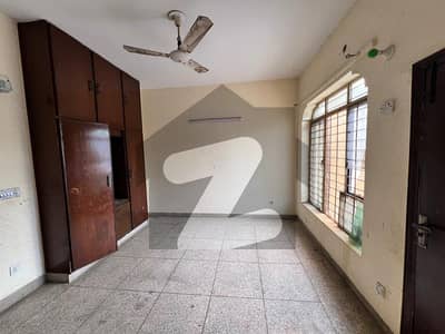 ماڈل ٹاؤن ایکسٹینشن ماڈل ٹاؤن,لاہور میں 3 کمروں کا 7 مرلہ مکان 3.1 کروڑ میں برائے فروخت۔