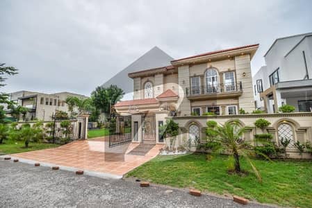 100% Original Add 1 Kanal Facing Park Villa With 2 Kanal Lawn Land, Available For Sale