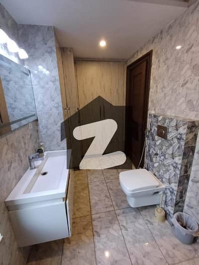 ڈی ایچ اے فیز 8 سابقہ ایئر ایوینیو ڈی ایچ اے فیز 8,ڈی ایچ اے ڈیفینس,لاہور میں 2 کمروں کا 5 مرلہ فلیٹ 2.0 کروڑ میں برائے فروخت۔