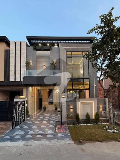 ڈی ایچ اے 9 ٹاؤن ڈیفنس (ڈی ایچ اے),لاہور میں 3 کمروں کا 5 مرلہ مکان 3.3 کروڑ میں برائے فروخت۔