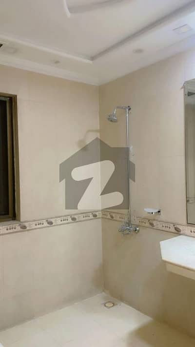 ڈی ایچ اے فیز 4 - بلاک ڈبل جی فیز 4,ڈیفنس (ڈی ایچ اے),لاہور میں 5 کمروں کا 1 کنال مکان 2.75 لاکھ میں کرایہ پر دستیاب ہے۔