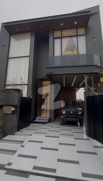 ڈی ایچ اے 9 ٹاؤن ڈیفنس (ڈی ایچ اے),لاہور میں 3 کمروں کا 5 مرلہ مکان 2.5 کروڑ میں برائے فروخت۔