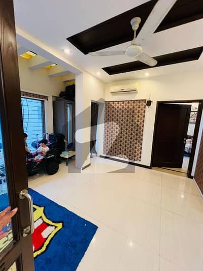 ڈی ایچ اے فیز 5 - بلاک ایل فیز 5,ڈیفنس (ڈی ایچ اے),لاہور میں 4 کمروں کا 10 مرلہ مکان 6.25 کروڑ میں برائے فروخت۔