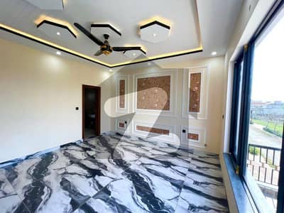 ایف ۔ 17 اسلام آباد میں 5 کمروں کا 8 مرلہ مکان 2.9 کروڑ میں برائے فروخت۔