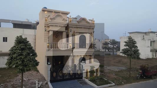 اتحاد ٹاؤن ڈسکہ روڈ,سیالکوٹ میں 5 مرلہ مکان 2.27 کروڑ میں برائے فروخت۔