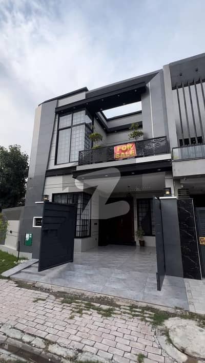 بحریہ ٹاؤن سیکٹر ای بحریہ ٹاؤن,لاہور میں 5 کمروں کا 9 مرلہ مکان 3.2 کروڑ میں برائے فروخت۔