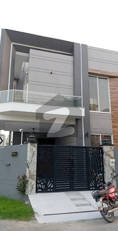 ڈی ایچ اے 9 ٹاؤن ڈیفنس (ڈی ایچ اے),لاہور میں 3 کمروں کا 5 مرلہ مکان 2.8 کروڑ میں برائے فروخت۔