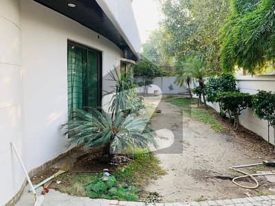 ڈی ایچ اے فیز 1 ڈیفنس (ڈی ایچ اے),لاہور میں 5 کمروں کا 1 کنال مکان 2.4 لاکھ میں کرایہ پر دستیاب ہے۔