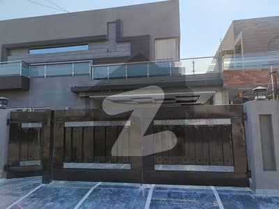 ڈی ایچ اے فیز 4 ڈیفنس (ڈی ایچ اے),لاہور میں 5 کمروں کا 1 کنال مکان 2.5 لاکھ میں کرایہ پر دستیاب ہے۔