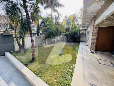 ایف ۔ 8 اسلام آباد میں 6 کمروں کا 1 کنال مکان 5.8 لاکھ میں کرایہ پر دستیاب ہے۔