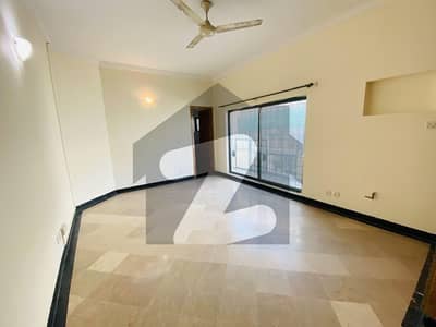 ایف ۔ 8 اسلام آباد میں 6 کمروں کا 1 کنال مکان 5.8 لاکھ میں کرایہ پر دستیاب ہے۔