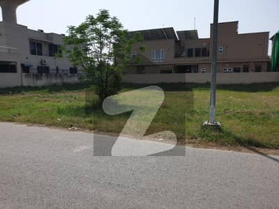 ڈی ایچ اے فیز 8 - بلاک ایکس فیز 8,ڈیفنس (ڈی ایچ اے),لاہور میں 1 کنال رہائشی پلاٹ 3.8 کروڑ میں برائے فروخت۔