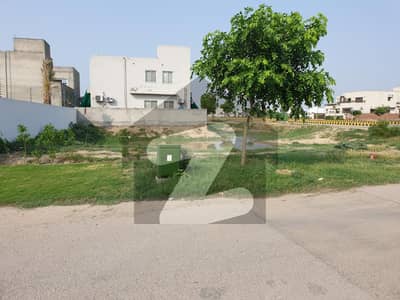 ڈی ایچ اے فیز 8 - بلاک ڈبلیو فیز 8,ڈیفنس (ڈی ایچ اے),لاہور میں 1 کنال رہائشی پلاٹ 4.85 کروڑ میں برائے فروخت۔