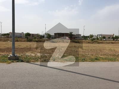 ڈی ایچ اے فیز 8 - بلاک ٹی فیز 8,ڈیفنس (ڈی ایچ اے),لاہور میں 1 کنال رہائشی پلاٹ 3.3 کروڑ میں برائے فروخت۔