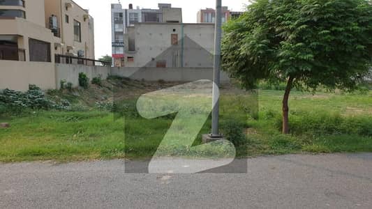 ڈی ایچ اے فیز 8 - بلاک ٹی فیز 8,ڈیفنس (ڈی ایچ اے),لاہور میں 1 کنال رہائشی پلاٹ 5.25 کروڑ میں برائے فروخت۔