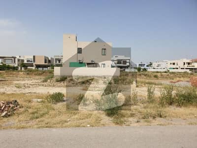 ڈی ایچ اے فیز 8 - بلاک یو فیز 8,ڈیفنس (ڈی ایچ اے),لاہور میں 1 کنال رہائشی پلاٹ 4.3 کروڑ میں برائے فروخت۔