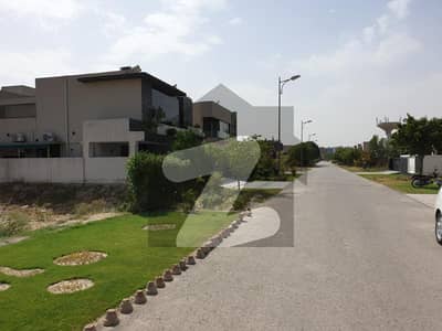 ڈی ایچ اے فیز 8 - بلاک ایس فیز 8,ڈیفنس (ڈی ایچ اے),لاہور میں 1 کنال رہائشی پلاٹ 3.5 کروڑ میں برائے فروخت۔