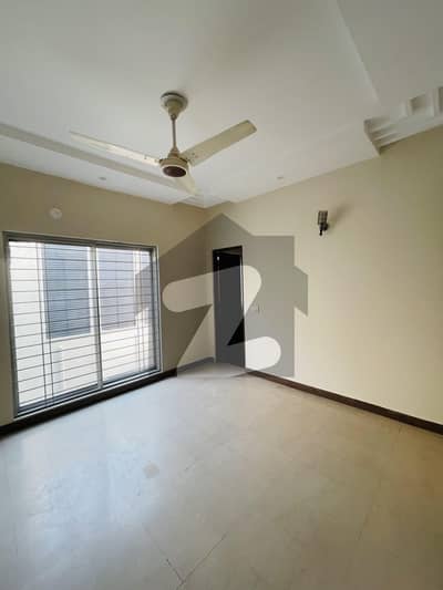 ڈی ایچ اے فیز 5 - بلاک ایل فیز 5,ڈیفنس (ڈی ایچ اے),لاہور میں 4 کمروں کا 10 مرلہ مکان 4.9 کروڑ میں برائے فروخت۔