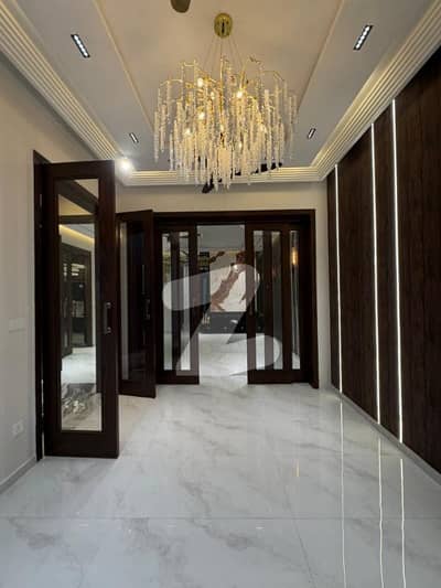 ایل ڈی اے ایوینیو لاہور میں 7 کمروں کا 10 مرلہ مکان 3.65 کروڑ میں برائے فروخت۔