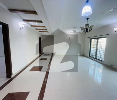 عسکری 11 عسکری,لاہور میں 3 کمروں کا 10 مرلہ فلیٹ 1.3 لاکھ میں کرایہ پر دستیاب ہے۔