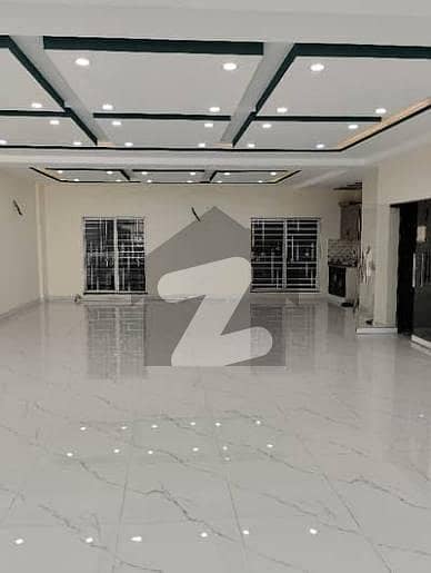 جوہر ٹاؤن لاہور میں 12 مرلہ Studio دفتر 3.0 لاکھ میں کرایہ پر دستیاب ہے۔