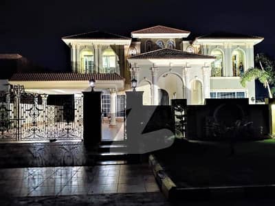 ویلینشیاء ہاؤسنگ سوسائٹی لاہور میں 6 کمروں کا 2 کنال مکان 11.5 کروڑ میں برائے فروخت۔