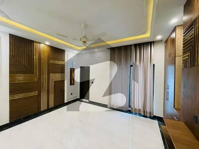 فیصل ٹاؤن لاہور میں 6 کمروں کا 1 کنال مکان 3.0 لاکھ میں کرایہ پر دستیاب ہے۔