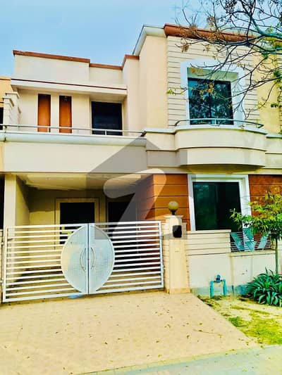 5 MARLA FACING PARK HOUSE AVAILABLE FOR SALE