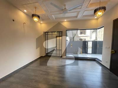 لیک سٹی رائیونڈ روڈ,لاہور میں 6 کمروں کا 10 مرلہ مکان 5.6 کروڑ میں برائے فروخت۔