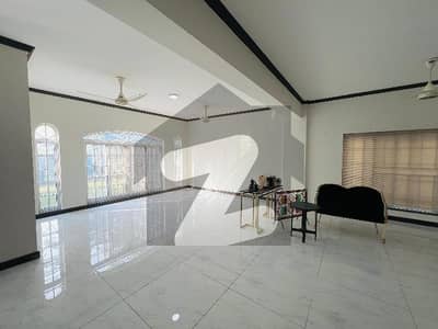 1 kanal beautiful location House For Rent