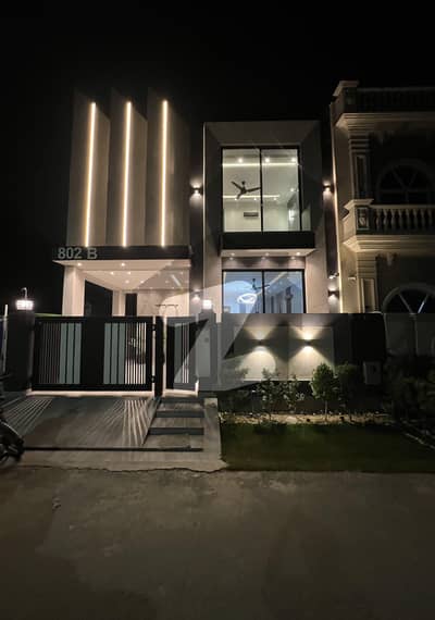 ڈی ایچ اے 9 ٹاؤن ڈیفنس (ڈی ایچ اے),لاہور میں 4 کمروں کا 5 مرلہ مکان 3.3 کروڑ میں برائے فروخت۔