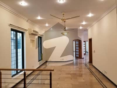 ایف ۔ 8 اسلام آباد میں 6 کمروں کا 1 کنال مکان 5.95 لاکھ میں کرایہ پر دستیاب ہے۔