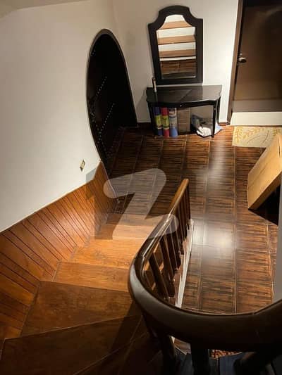 ایف ۔ 10 اسلام آباد میں 5 کمروں کا 1 کنال مکان 3.9 لاکھ میں کرایہ پر دستیاب ہے۔