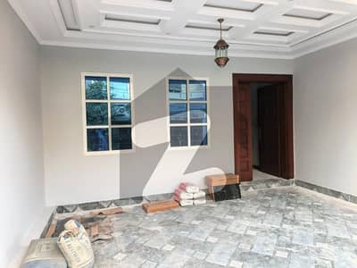 سوان گارڈن اسلام آباد میں 6 کمروں کا 9 مرلہ مکان 3.8 کروڑ میں برائے فروخت۔